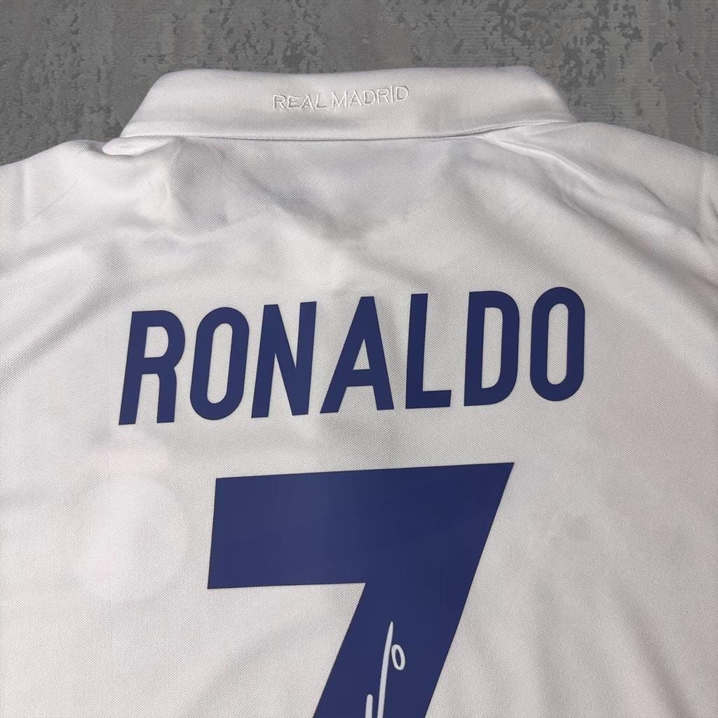 Cristiano Ronaldo 2017 Classic Spanish White Signature Tribute Jersey - Printed Signature Shirt image 2 - printed signature football gift
