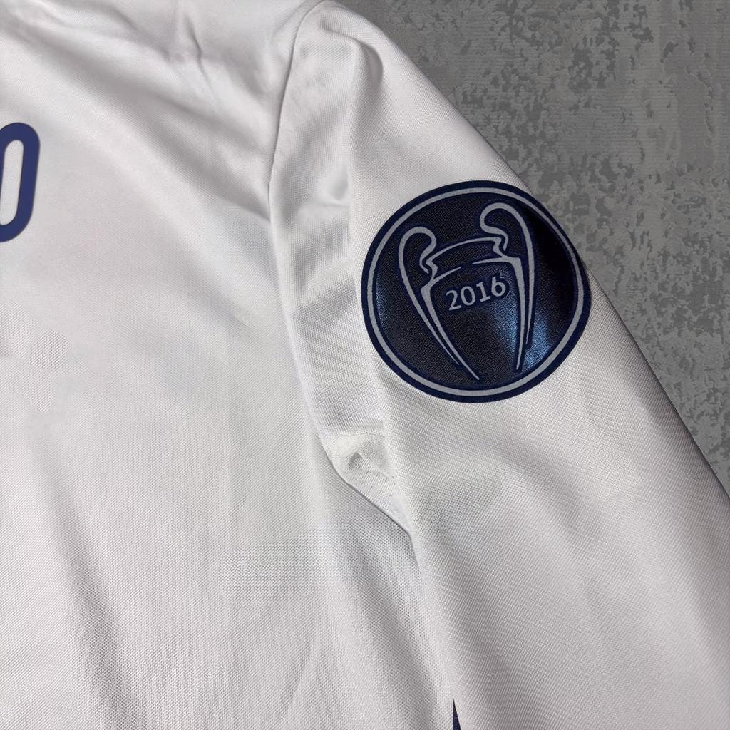 Cristiano Ronaldo 2017 Classic Spanish White Signature Tribute Jersey - Printed Signature Shirt image 4 - printed signature football gift